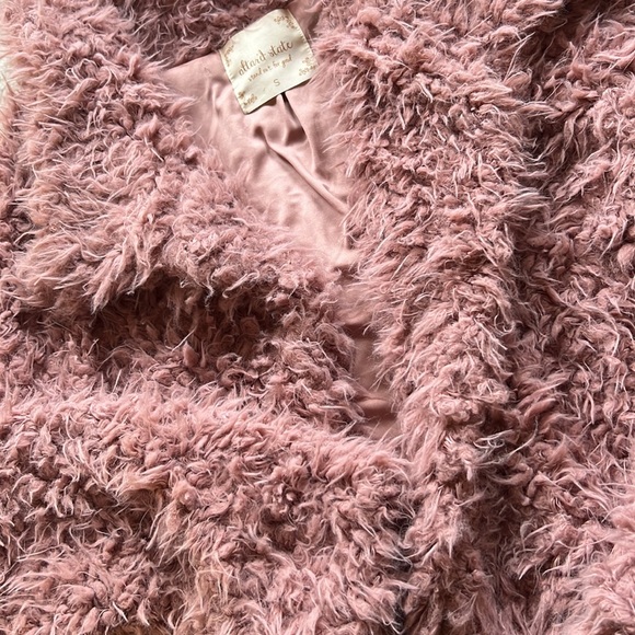 Look at this beautiful jacket😍 It makes every fit pop and is perfect for winter - Picture 4 of 4